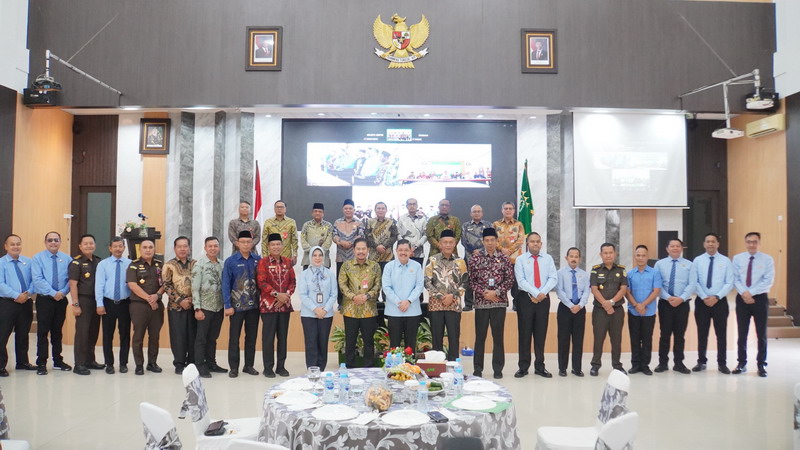 FOTO BERSAMA-Kepala Kantor Wilayah BPN Provinsi Kepulauan Riau, Nurus Sholichin foto bersama Kepala Kejaksaan Tinggi Kepulauan Riau, J. Devy Sudarso, Kepala Kantor Wilayah Kementerian Agama Provinsi Kepulauan Riau, Dr. H. Zoztafia dan Pejabat Kabupaten / Kota. (Foto Doc. BPN Kepri).