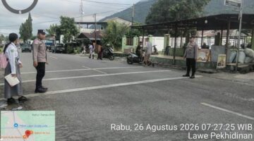 Bukan Hanya Mengatur Jalan, Polres Aceh Tenggara Jadi Pelindung Anak Saat Berangkat Sekolah
