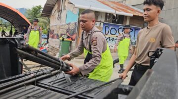 Polisi Bersama Masyarakat, Wakapolres Aceh Tenggara Tinjau Tanggul Jebol, Bantu Warga dan Dirikan Tenda Pengungsian